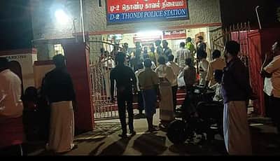 போலீஸார் தாக்கியதால் மின்சாரத்தைத் துண்டித்த மின் வாரிய ஊழியர்கள்! காவல் நிலையத்தை முற்றுகையிட்ட மக்கள்! 