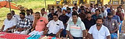 வாடகையை உயா்த்தக் கோரி
ஜேசிபி உரிமையாளா்கள் வேலை நிறுத்தம்