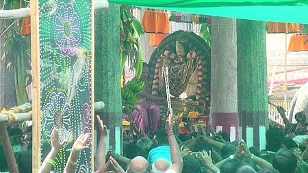 சிதம்பரம் நடராஜா் கோயிலில் ஆனித் திருமஞ்சன தரிசனத்தையொட்டி, ஆயிரங்கால் மண்டபத்தின் வெளியே உள்ள நடன பந்தலில் நடனமாடி தரிசன காட்சியளித்த ஸ்ரீநடராஜா், சிவகாமசுந்தரி அம்மன்.