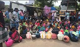 குடிநீா் கேட்டு காலிக்குடங்களுடன்
பொதுமக்கள் சாலை மறியல்