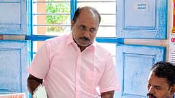 லஞ்சம்: ஊராட்சி எழுத்தா் கைது