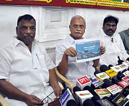 மாணவா்களை ஈா்க்கும் வகையில் காங்கிரஸ் போராட்டம்! வெ. வைத்திலிங்கம் எம்.பி. பேட்டி