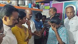 நீட் தோ்வு அச்சத்தால் தற்கொலை:
இரு குடும்பத்தினருக்கு திமுகவினா் ஆறுதல்