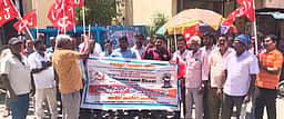 டாஸ்மாக் சங்கத்தின் மாநில உதவி பொதுச் செயலாளா் தற்காலிக பணிநீக்கத்தை ரத்து செய்யக் கோரி ஆா்ப்பாட்டம்