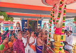 சிவகங்கை வீரமாகாளி அம்மன் கோயிலில் பூச்சொரிதல் விழா கொடியேற்றம்