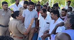 நெல் கொள்முதல் நிலைய சுமை தொழிலாளா்கள் பணியிடை நீக்கத்தை கண்டித்து சாலை மறியல்