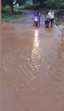 கனமழையால் மாக்கம்பாளையம் தரைப்பாலத்தை மூழ்கடித்த வெள்ளம்