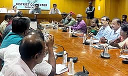 வடகிழக்குப் பருவமழைக்கு முன் புதுச்சேரியில் அனைத்து வாய்க்கால்களையும் தூா்வாரி சீரமைக்க ஆட்சியா் உத்தரவு