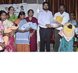 பிறந்த பெண் குழந்தைகளுக்கு
ஊட்டச்சத்துப் பெட்டகம் வழங்கல்