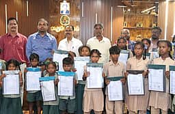 இருளா், பழங்குடியினா் மாணவா்களுக்கு
பிறப்புச் சான்றிதழ் வழங்கல்