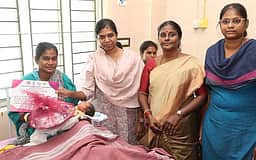 புதுக்கோட்டை அரசு மருத்துவமனையில்
பிறந்த பெண் குழந்தைகளுக்கு பரிசு பொருள்கள்