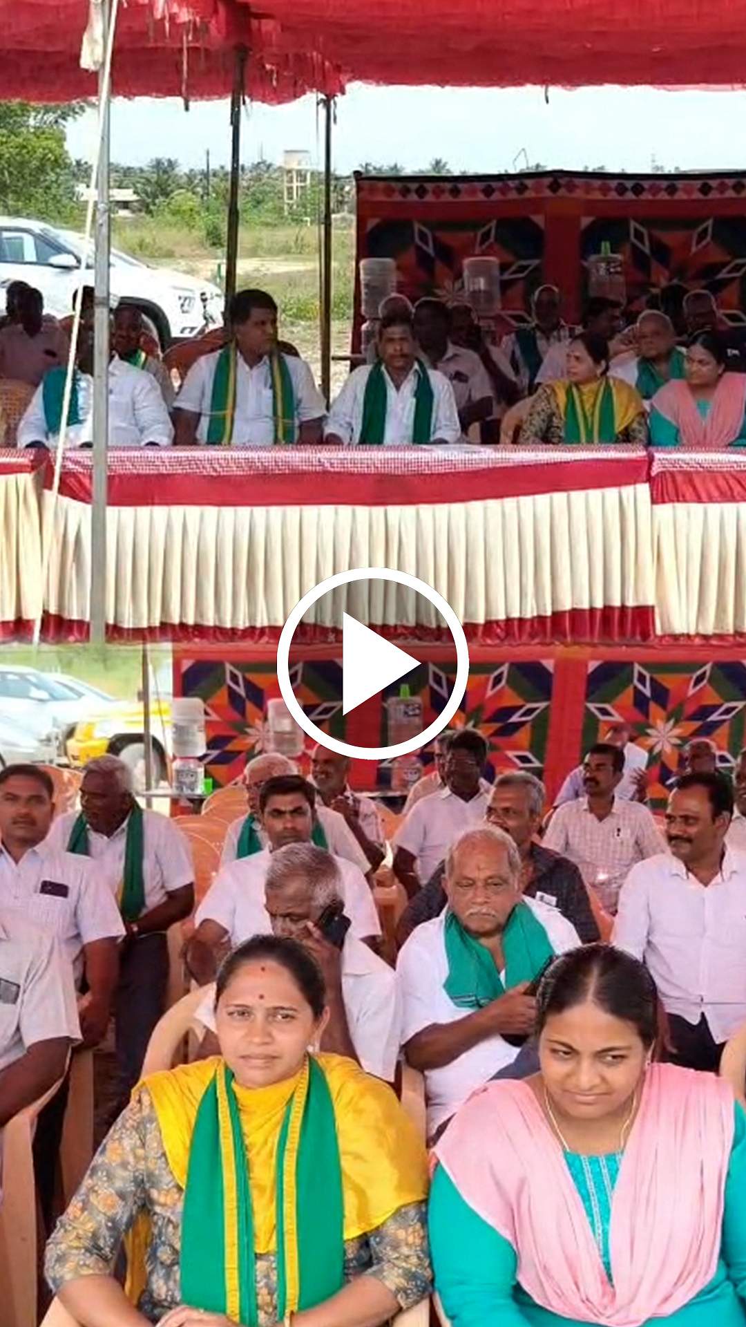 "வாக்குறுதியை நிறைவேற்ற வேண்டும்!” உண்ணாவிரதப் போராட்டத்தில் விவசாயிகள்!