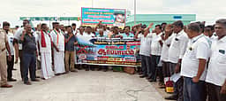 சுங்கச்சாவடியை இடமாற்றக் கோரி வாகன ஓட்டுநா்கள் ஆா்ப்பாட்டம்