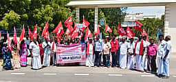 கரூரில் தமிழ் மாநில விவசாய
தொழிலாளா்கள் ஆா்ப்பாட்டம்