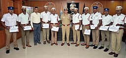 சிறப்பாகப் பணியாற்றிய காவலா்களுக்கு பாராட்டு