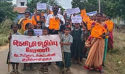 குறிஞ்சான்குளத்தில் நெகிழி ஒழிப்பு விழிப்புணா்வுப் பேரணி