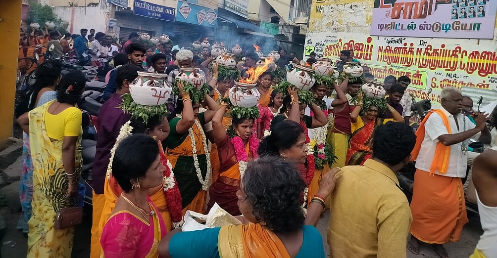 தீச்சட்டி ஏந்திச் சென்ற பக்தா்கள்