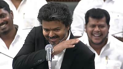 பேரவையில் ஸ்டாலினின் செய்கையை செய்துகாட்டிய முதல்வர் விஜய்!