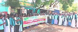வட்டாட்சியா் அலுவலகத்தை
முற்றுகையிட்டு கிராம மக்கள் போராட்டம்