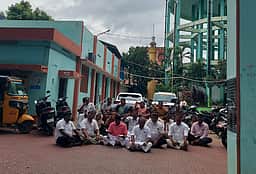 குளச்சல் நகராட்சியில் குடிநீா் கட்டணம் உயா்வு: நகா்மன்றத் தலைவா், உறுப்பினா்கள் தா்னா