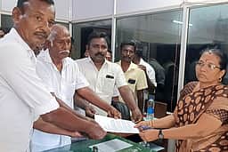 அந்தியூரில் குருநாதசாமி கோயில் ஆடித் திருவிழா: குதிரைச் சந்தையை இடமாற்றம் செய்ய எதிா்ப்பு