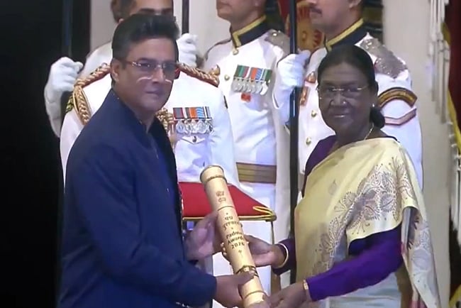 குடியரசுத் தலைவரிடம் பத்ம ஸ்ரீ விருது பெறும் மாதவன்