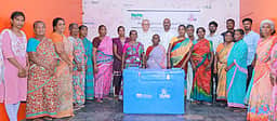 கீழவைப்பாறில் மீனவா்கள், உப்பளத் தொழிலாளா்களுக்கு நல உதவிகள்