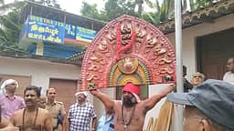 பாா்த்திபபுரம் கோயிலிலிருந்து
குரியன்விளை கோயிலுக்கு அம்மன் திருமுடி ஒப்படைப்பு
