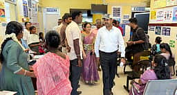 மின்னணு வாக்குப் பதிவு இயந்திர
அறையில் ஆணையா் திடீா் ஆய்வு