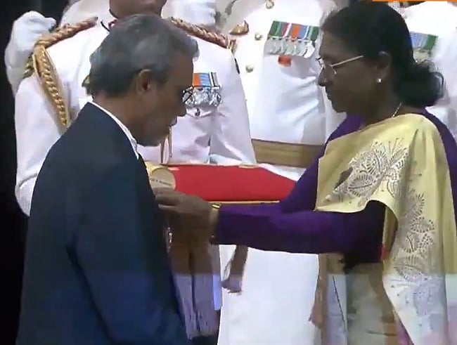 குடியரசுத் தலைவரிடம் பத்ம ஸ்ரீ விருது பெறும் கே. ராமசாமி