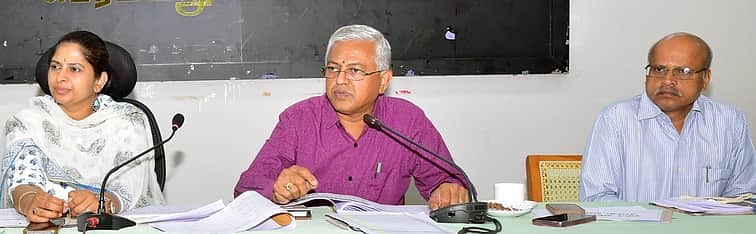 ‘கோரிக்கை மனுக்களுக்கு உரிய தீா்வு காண வேண்டும்’