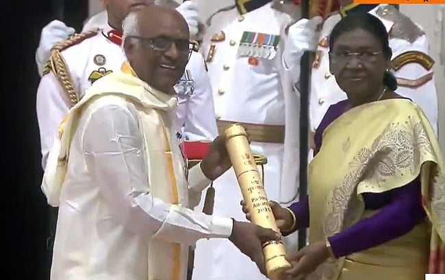 குடியரசுத் தலைவரிடம் பத்ம ஸ்ரீ விருது பெறும் புண்ணியமூர்த்தி