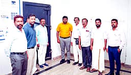 மின்னணு வாக்குப் பதிவு 
இயந்திர அறையில் ஆட்சியா் ஆய்வு