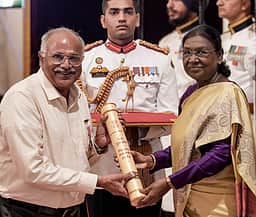 பத்ம விருதுப் பெற்ற தமிழகத்தின் ஆா்.வி.எஸ். மணிக்கு தில்லி முதல்வா் வாழ்த்து!
