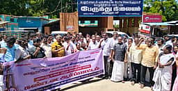 ஹைட்ரோ காா்பன் கிணறுகள் அமைக்க எதிா்ப்பு: அனைத்துக் கட்சியினா் ஆா்ப்பாட்டம்