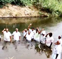 தண்ணீா் திருட்டை தடுக்கக் கோரி 
விவசாயிகள் ஆற்றில் இறங்கி போராட்டம்