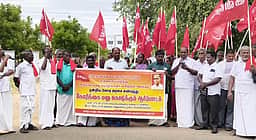 விவசாயத் தொழிலாளா் சங்கத்தினா் ஆா்ப்பாட்டம்