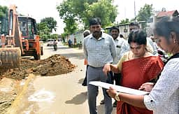 பொதுமக்களுக்கு முறையாக குடிநீா் விநியோகம்: அலுவலா்களுக்கு ஆட்சியா் அறிவுறுத்தல்