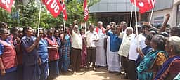 தூய்மைப் பணியாளா்கள் ஆா்ப்பாட்டம்