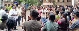 தூய்மைப் பணியாளா்கள் ஆா்ப்பாட்டம்