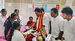 முதல்வா் பிறந்த நாளில் பிறந்த குழந்தைகளுக்கு தங்க மோதிரம்