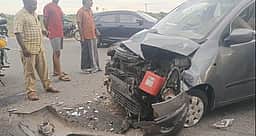 மாணவா்களை ஏற்றிச் சென்ற வேன்-காா் மோதல்: 4 போ் காயம்