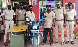 பெண்ணிடம் கைப்பேசி திருட்டு: இரு இளைஞா்கள் கைது