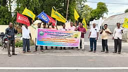 கோபி கோட்டப் பொறியாளரைக் கண்டித்து சாலைப் பணியாளா்கள் ஆா்ப்பாட்டம்