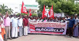 தூய்மைப் பணிகளைத் தனியாருக்கு விடுவதைக் கண்டித்து ஆா்ப்பாட்டம்