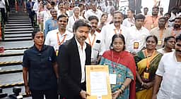நிறைமாத கர்ப்பிணிக்கு மேடையைவிட்டு இறங்கி பணி ஆணை வழங்கிய முதல்வர் விஜய்! 
