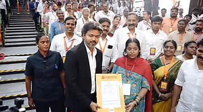 மேடையைவிட்டு இறங்கிவந்து  நிறைமாத கர்ப்பிணிக்குப் பணி ஆணை வழங்கிய முதல்வர் விஜய்!