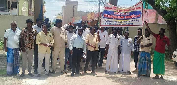 நடைபயணமாக வந்து கோரிக்கை மனு அளித்த மக்கள்!
