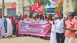 பணி நிரந்தரம் கோரி ஒப்பந்த தூய்மைப் பணியாளா்கள் ஆா்ப்பாட்டம்