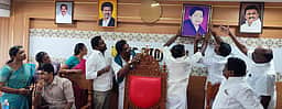 காரைக்குடி மாமன்றக் கூட்ட அரங்கில் மு.க.ஸ்டாலின், ஜெயலலிதா படங்களை மாட்டி திமுக, அதிமுகவினா் முழக்கம்